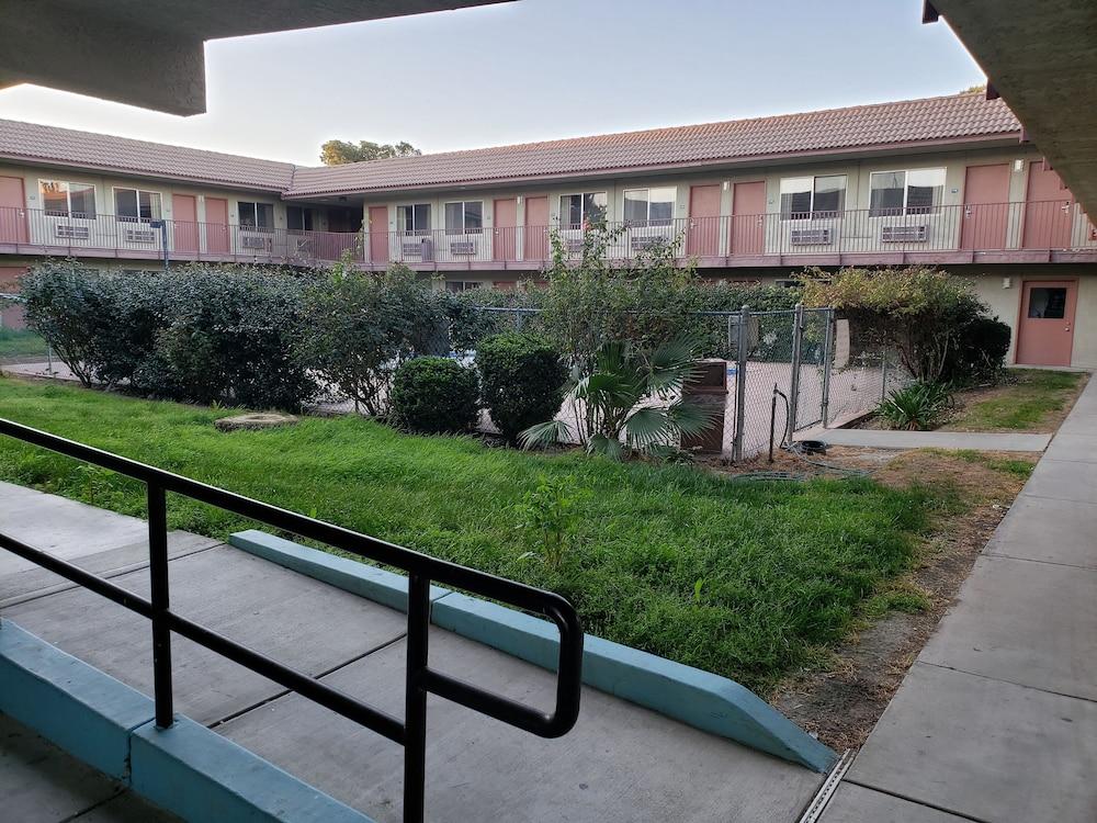 Baymont By Wyndham Coalinga Villa Bagian luar foto