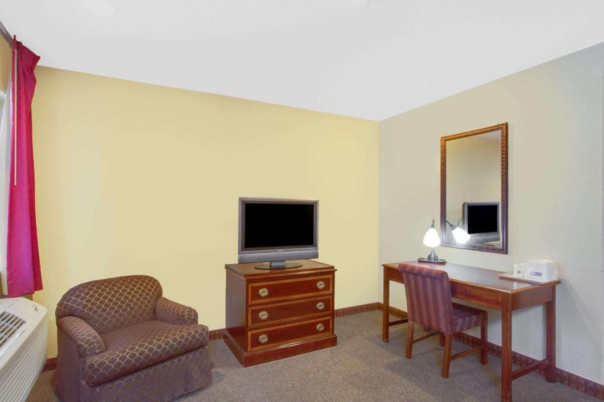 Baymont By Wyndham Coalinga Villa Bagian luar foto