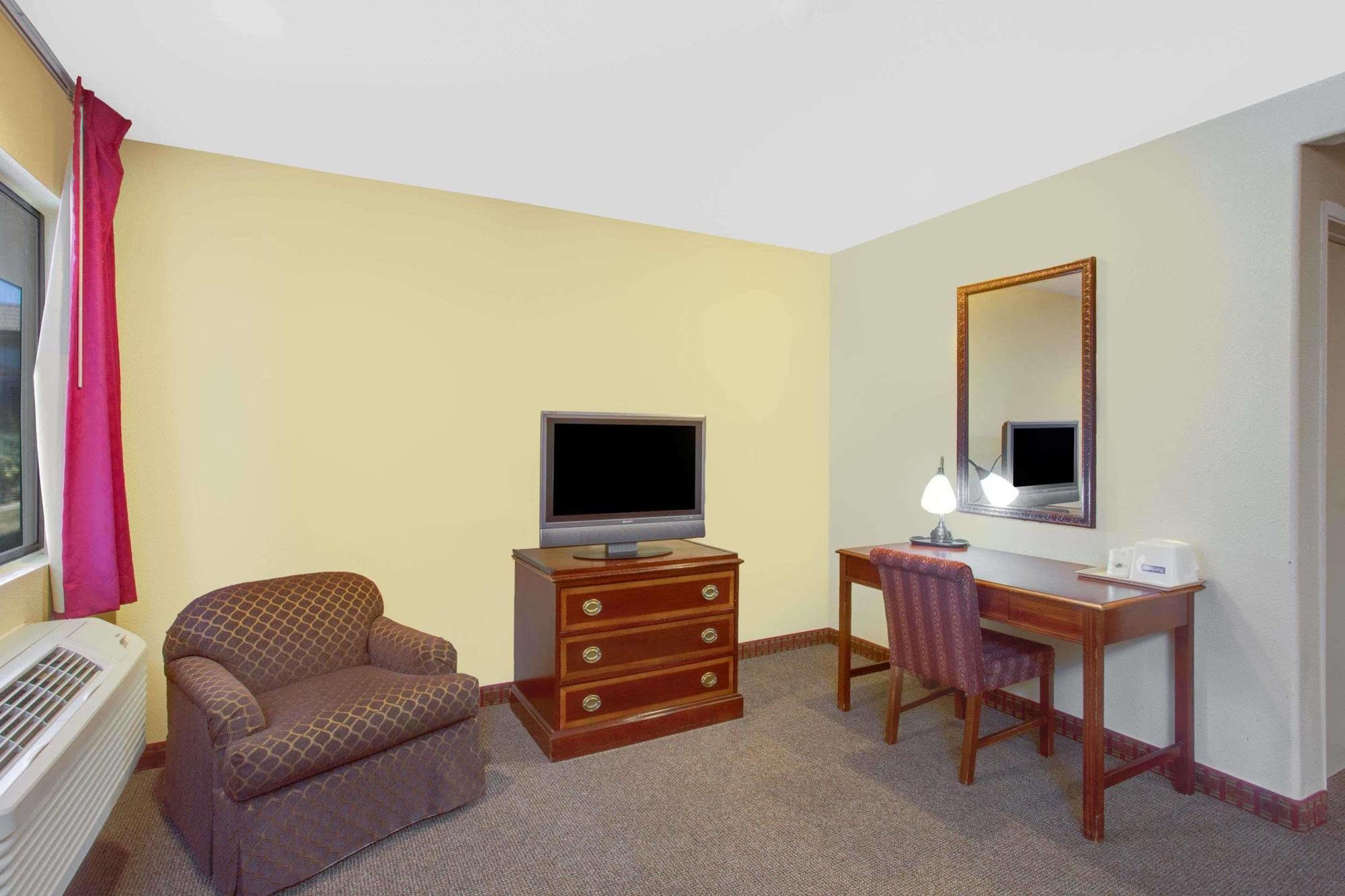 Baymont By Wyndham Coalinga Villa Bagian luar foto